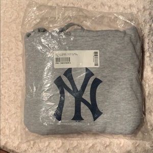 BRAND NEW - NY Yankee’s Pullover hoodie (s)